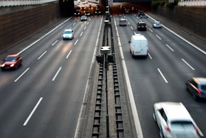 Die Höhe der Sanktion, wenn sie 10 km/h zu schnell auf der Autobahn sind, hängt auch vom Ort ab.