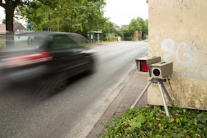 Geblitzt mit 10 km/h zu viel? Innerorts droht ein Verwarngeld.