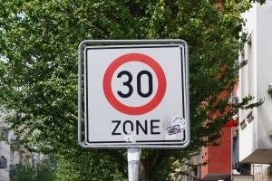 Welche Strafe droht für 11 km/h zu schnell in der 30er Zone?