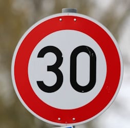 Sie waren 13 km/h zu schnell in einer Tempo-30-Zone?