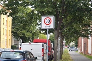 14 km/h zu schnell innerorts? In einer 30 km/h-Zone droht ein Verwarngeld.