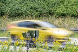 28 km/h außerorts zu schnell – Bußgeld und Punkte drohen.