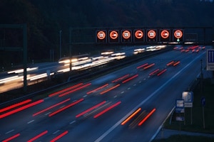 44 km/h zu schnell außerorts unterwegs? Hohe Sanktionen und ein Fahrverbot sind unvermeidlich.