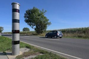 Mit 46 km/h zu schnell geblitzt – hohe Bußgelder und Fahrverbot drohen.