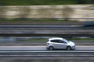 Bei 46 km/h zu schnell müssen Sie mit einem Bußgeldbescheid rechnen. 