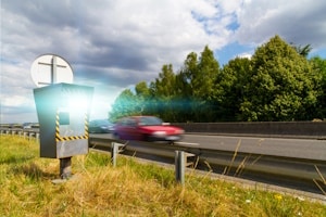 Sind Sie auf der Autobahn 14 km/h zu schnell, hängen die Sanktionen vom Fahrzeug und Ort ab.