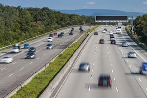 Sind Sie auf der Autobahn 26 km/h zu schnell, können unterschiedliche Sanktionen drohen.