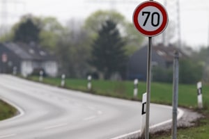 Droht außerorts ein Bußgeld, wenn Sie 10 km/h zu schnell sind? Auch hier ist es ein Verwarngeld.