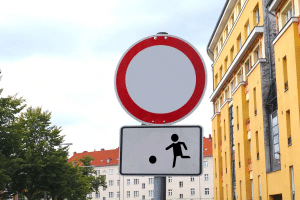 Darf man in einer echten Spielstraße parken? In solchen Spielstraßen wird das in der Regel untersagt.