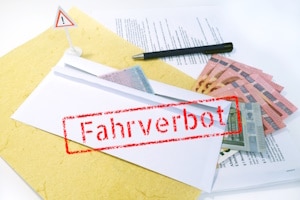 Rechtlich ist ein Fahrverbot für Ausländer in §25 des StVG und in § 69b des StGB geregelt