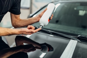 Kratzer aus Glas entfernen: Beim Auto geht das mit einer speziellen Politur