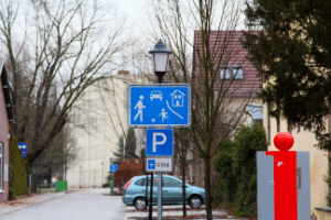 Ordnungswidriges Parken: Ein verkehrsberuhigter Bereich zieht keine Strafe nach sich, sondern lediglich ein Bußgeld.