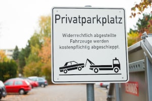 Versteckter vorübergehender Parkplatz für Handy-Nummernschild