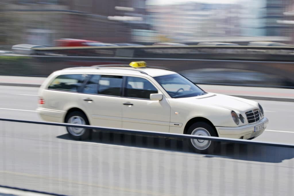 Das Taxi-Schild signalisiert ein Parkverbot für alle anderen Fahrzeuge.